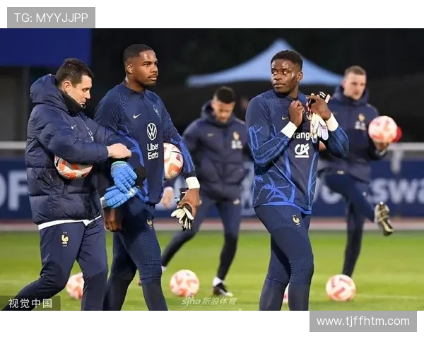 法国队备战世界杯预选赛 姆巴佩现身训练场全力备战展现状态